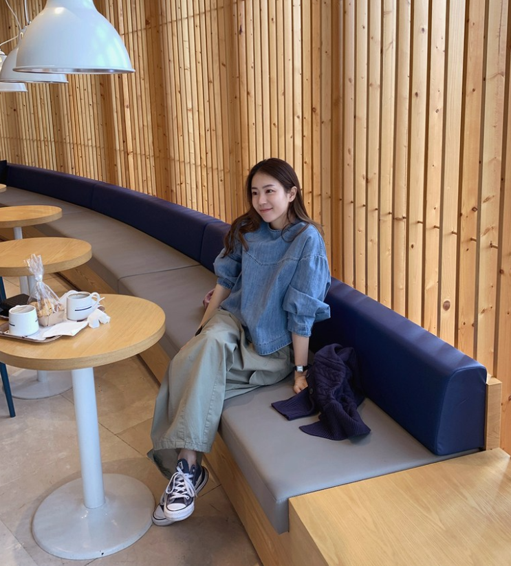  가을 여자 코디에서 손민수템으로 데님 코튼 소재의 더옷장 여자 퍼프 블라우스 코디 추천