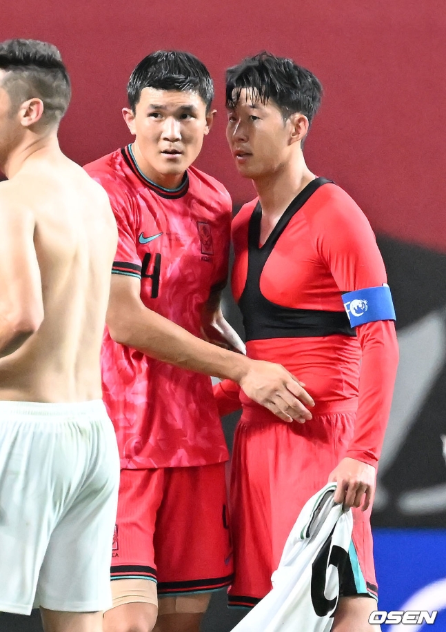 “차렷! 경례” 주장 손흥민 지시에도 고개 숙이지 않은 김민재... 