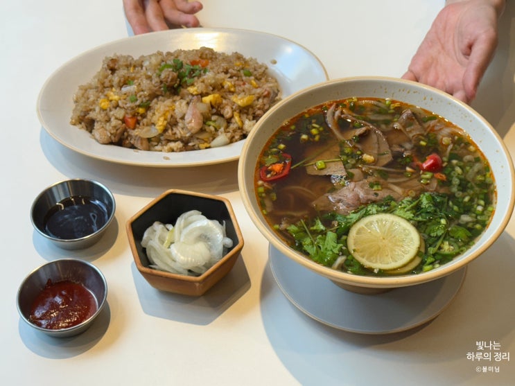 용산 쌀국수 포메인 용산직영점에서 레드포와 볶음밥