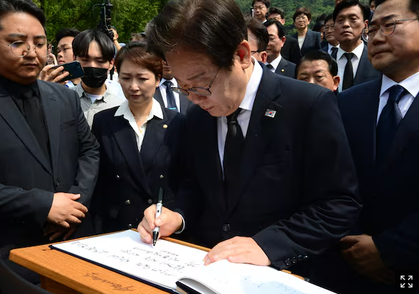 <b>봉하마을</b> 간 <b>이재명</b>, “권양숙 여사에게 당이 중심 잡고 잘... 