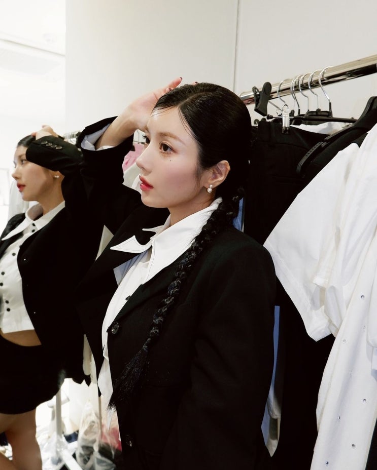  가을 여자 코디의 무드를 살려주며 편한 구두로 사랑받는 브랜드 크록스 스톰프 로퍼 정보 ft. 권은비