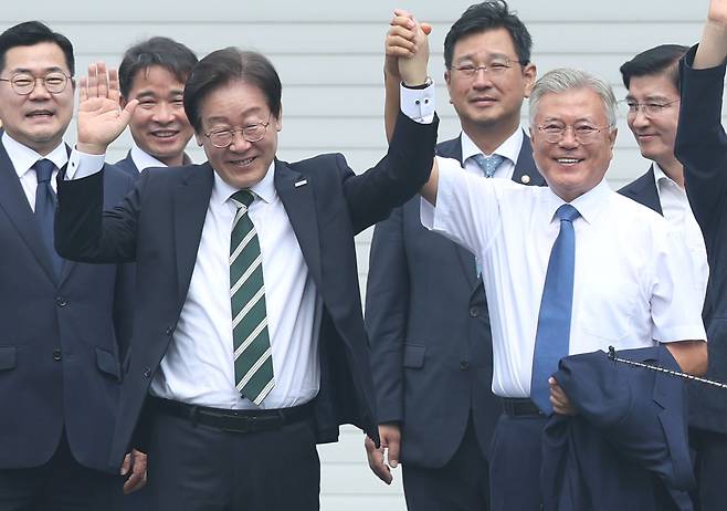 <b>이재명</b>·<b>문재인</b> <b>회동</b>, 윤석열 검찰 수사 앞 '대동단결' "준비 안... 