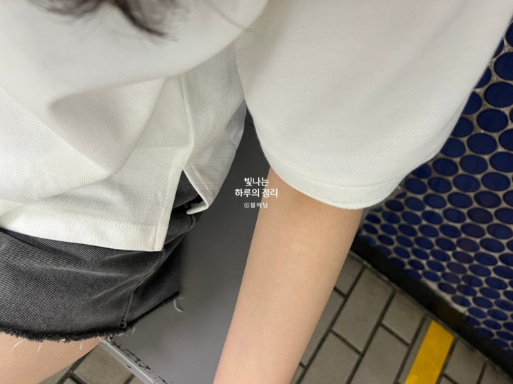  파사드패턴 크롭 카라 티셔츠 화이트 반팔