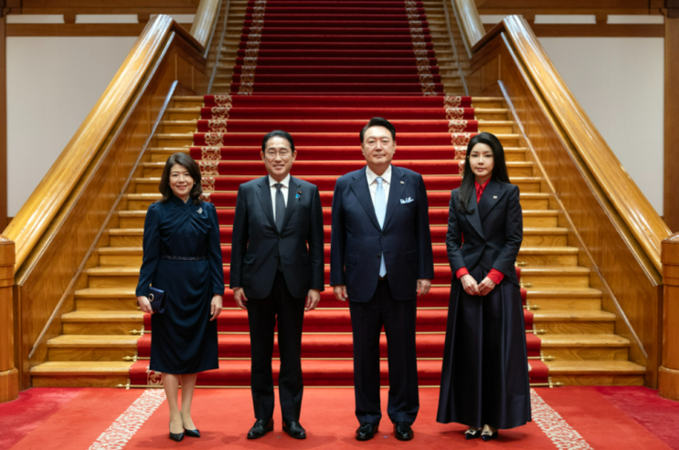 기시다, '고별 <b>방한</b>' 후 "한일관계 발전 더 힘써달라"