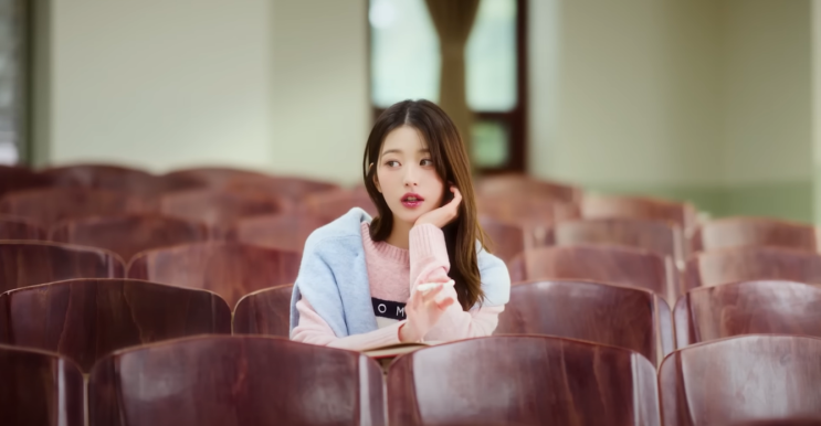  캠퍼스 개강룩 스웨터로 여성들에게 사랑받는 브랜드 타미힐피거 핑크 여자 니트 코디 추천 ft. 장원영