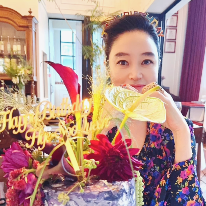 <b>김혜수 생일 파티</b>룩 여자 입생로랑 드롭귀걸이 얼마?