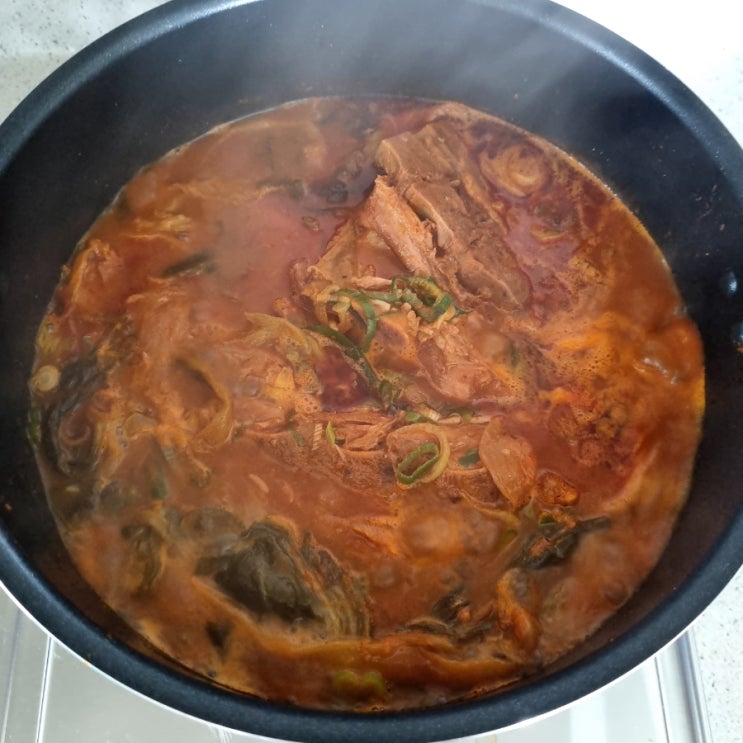  산더미처럼 쌓인 감자탕 : 인생감자탕 불당점