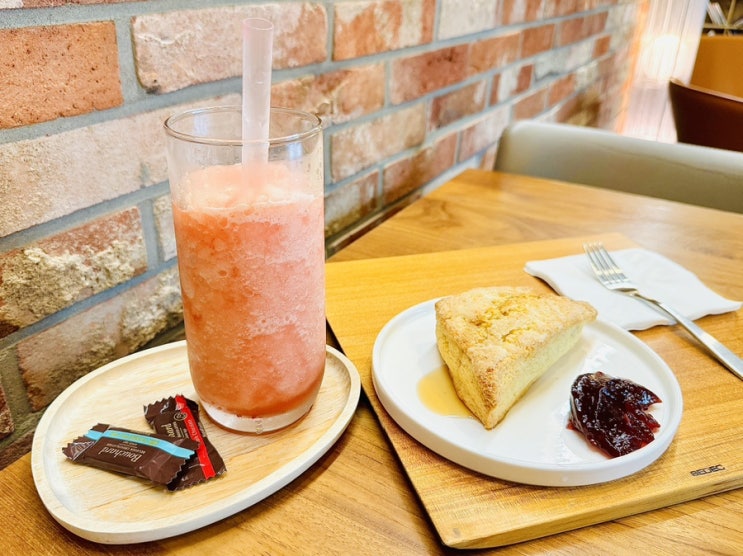  밤리단길 카페 추천 프레르 커피 자두 복숭아 스무디와 맛있는 스콘 맛집