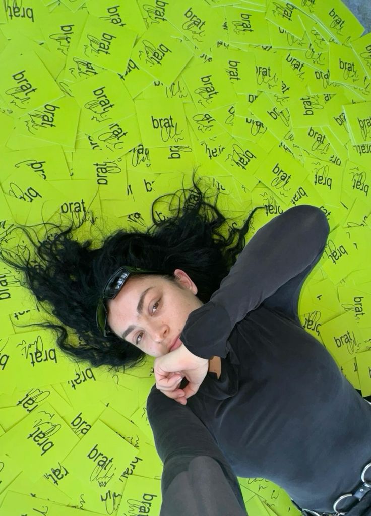  [가사/해석] Charli XCX - Everything is romantic