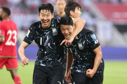 <b>손흥민</b>, <b>홍명보</b> 감독 구했다! 1골 2도움으로 오만에 3-1 승리