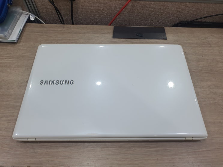  청주노트북액정수리 삼성노트북 NT450R5E 깨진액정 교체