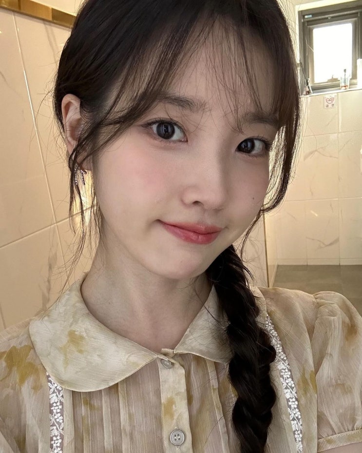  아이유와 너무나 잘 어울리는 여자 명품 패션 쥬얼리 브랜드 제이에스티나의 귓볼 드롭 귀걸이 추천
