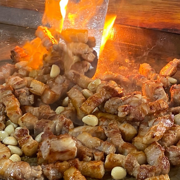  화려한 불쇼가 있는 당구대 통철판 삼겹살