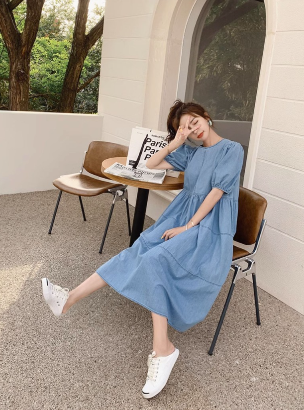  지금 입기 좋은 데님 소재에 퍼프 디테일과 루즈핏이 사랑스런 여자 데님 반팔 원피스 추천