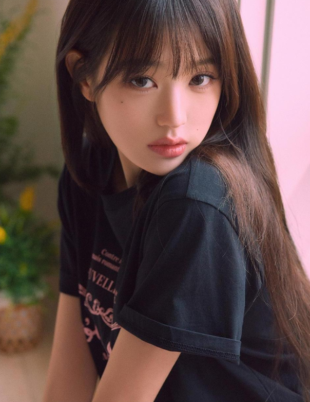  4계절 활용하기 좋은 크롭 길이감의 기본티로 로라로라 프린트 반팔 티셔츠 코디 추천 ft. 장원영