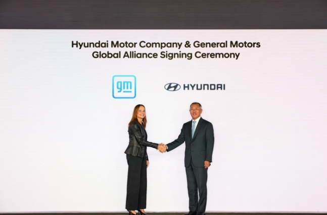 ‘도요타·BMW 동맹’에 맞불…현대차, GM 손잡고 수소·전기차 공동 개발 ‘도요타·BMW 동맹’에 맞불…현대차, GM 손잡고 수소·전기차 공동 개발