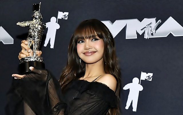 리사 일냈다! MTV VMA 베스트 K팝 수상한 리사 불가리 목걸이 드레스 패션 zip