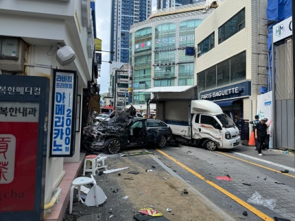해운대서 <b>벤츠 인도 돌진</b>, 2명 숨져…70대 운전자 급발진 주장
