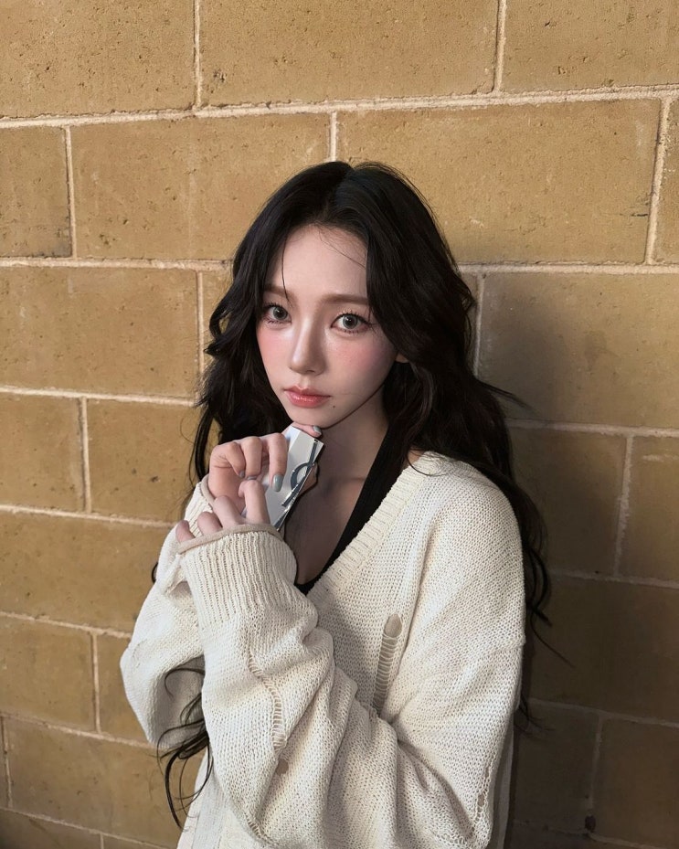  에스파 카리나 인스타그램 패션 코디 마뗑킴 레이어드 데미지 가디건 추천!