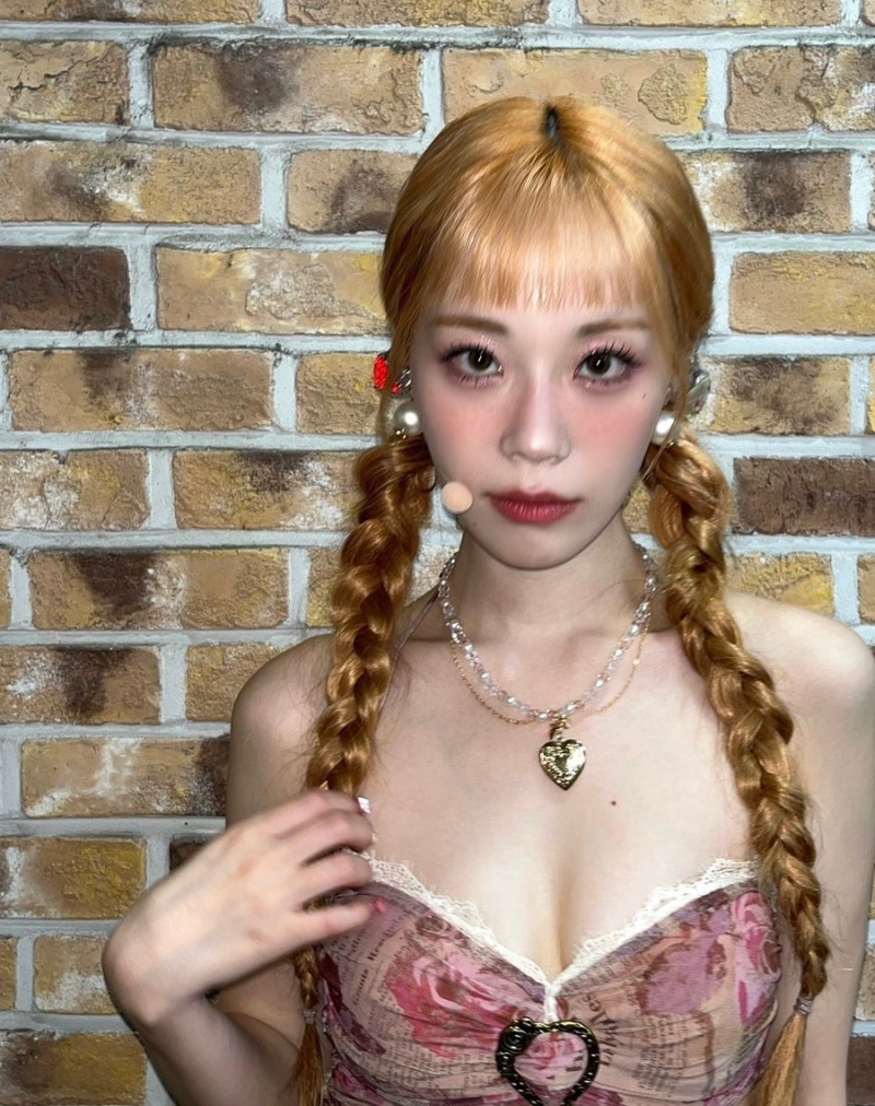 카라 허영지 오프숄더 튜브톱에 꽉 찬 볼륨감 프로필 나이