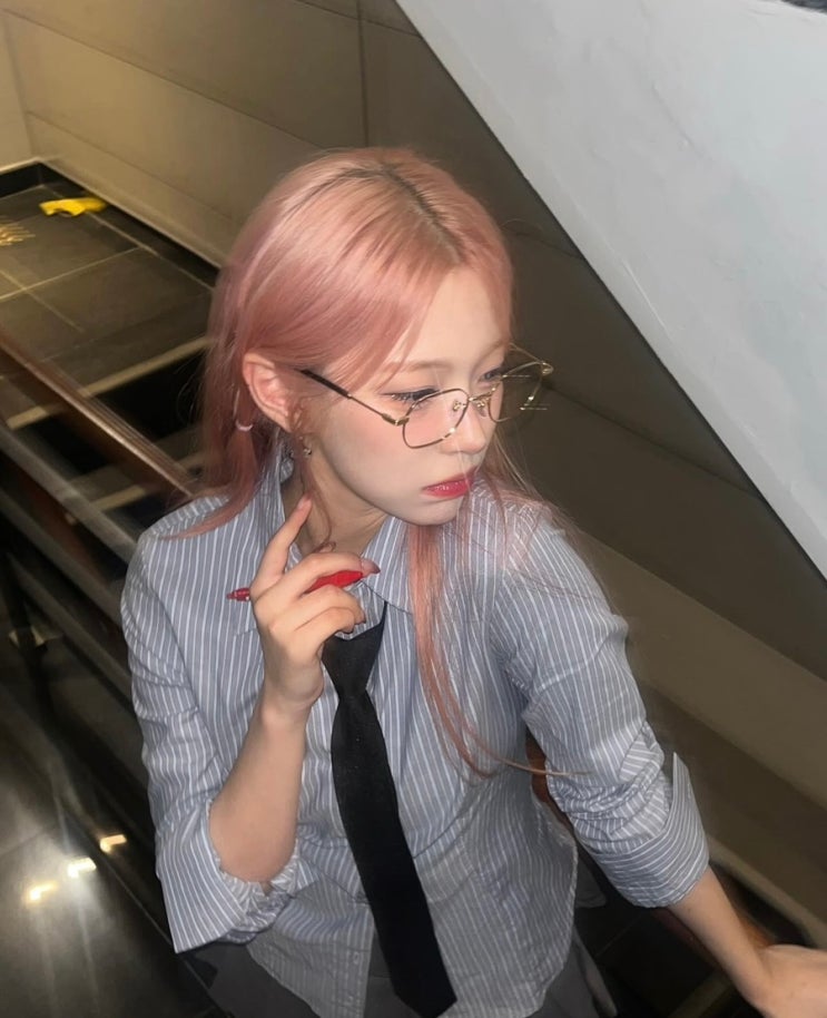  프로미스나인 백지헌 스트라이프 셔츠 코디 20대 여자 긱시크룩 패션 추천!