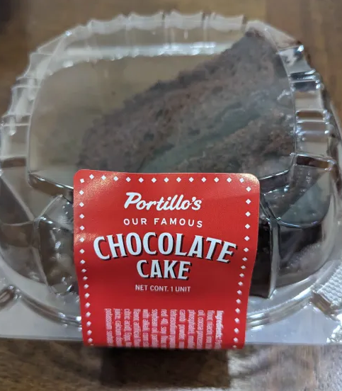  이게 왜 유명하지? 빈약한 Portillo's our famous chocolate cake