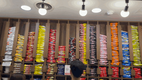  홍대 데이트 코스로 딱!  ‘카툰플러스 만화카페’에서 만화도 보고  맛있는 음식도 먹었어요!