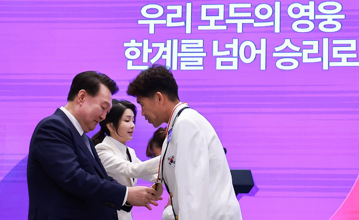 윤석열 대통령, 2024 파리 패럴림픽 선수단과 오찬…"선수들의 땀방울이 바로 금메달"