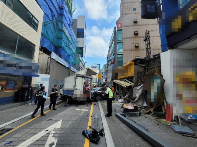 부산 해운대구 <b>벤츠 인도돌진</b> 행인 2명 사망 CCTV 영상... 