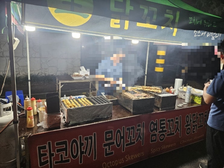  아파트 단지 앞 닭꼬치트럭