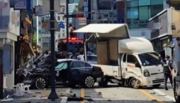 부산 해운대 70대 운전자 몰던 <b>벤츠</b>차량. <b>인도 돌진</b> 보행자 2명... 