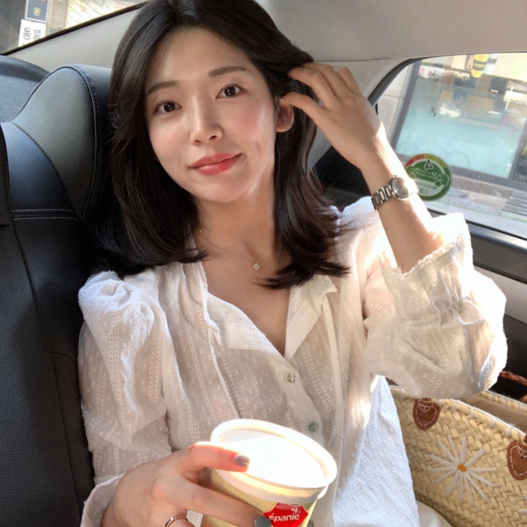  30대 여성의 가을 오피스룩으로 센스 있는 스타일을 제안한 화이트 쉬폰 레이스 블라우스 코디 추천