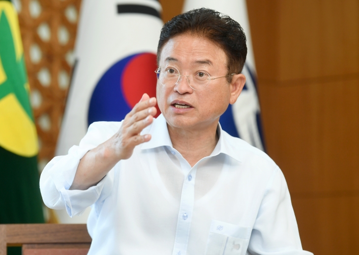 <b>이철우</b>, 홍준표 정면충돌...대구경북 공항이전, <b>행정통합</b> 갈등...