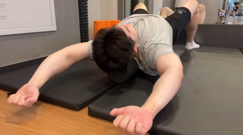 폼롤러 어깨 스트레칭 라운드 숄더 교정