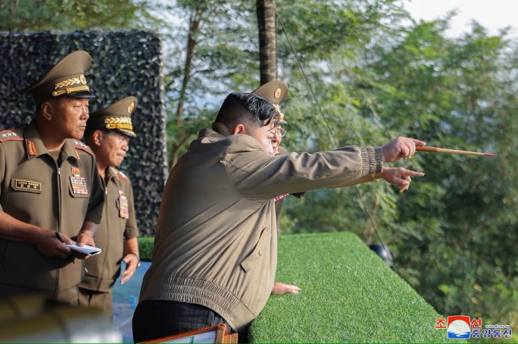 [속보] 北, <b>우라늄 농축시설</b> 첫 공개…<b>김정은</b> "보기만 해도 힘이... 