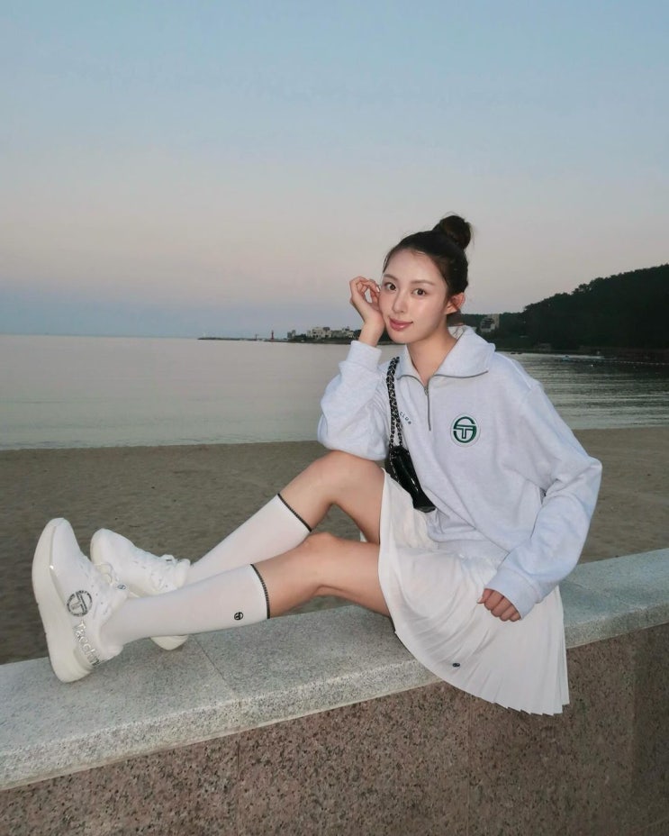  치마에 잘 어울리는 여자 키높이 운동화 브랜드로 세르지오 타키니의 굽있는 여자 스니커즈 추천 w. 이지연