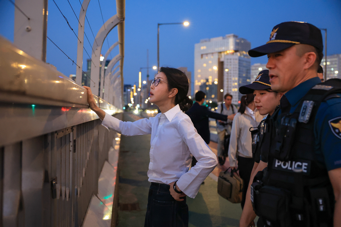 윤<b>대통령</b>, 김여사와 <b>추석</b>인사. 인사도 짜증난다.
