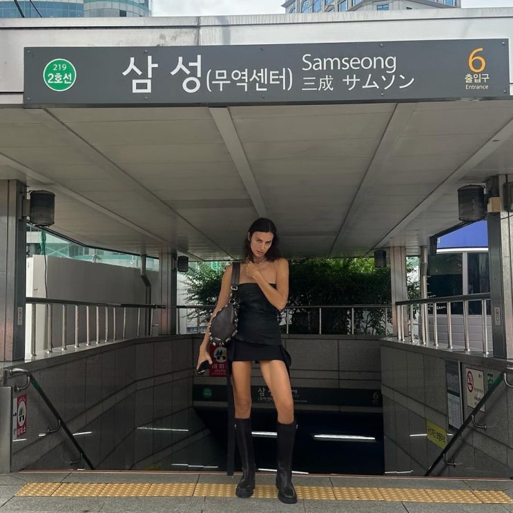  톱모델 이리나 샤크가 블랙원피스와 롱부츠코디로 삼성역과 편의점에 떴다(호날두 전여친)