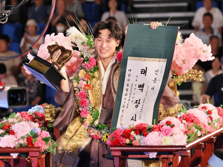 <b>최원준</b>, ‘추석씨름대회’ 꽃가마 주인공…생애 첫 태백<b>장사</b>