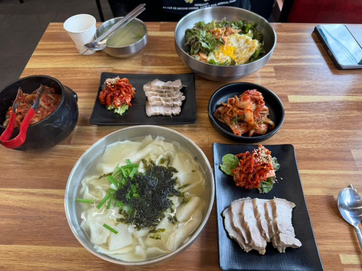  전농사거리 착한가격의 칼국수 맛집 <김경자원조 손칼국수보쌈 전농점>(칼제비보쌈세트, 비빔밥보쌈세트)