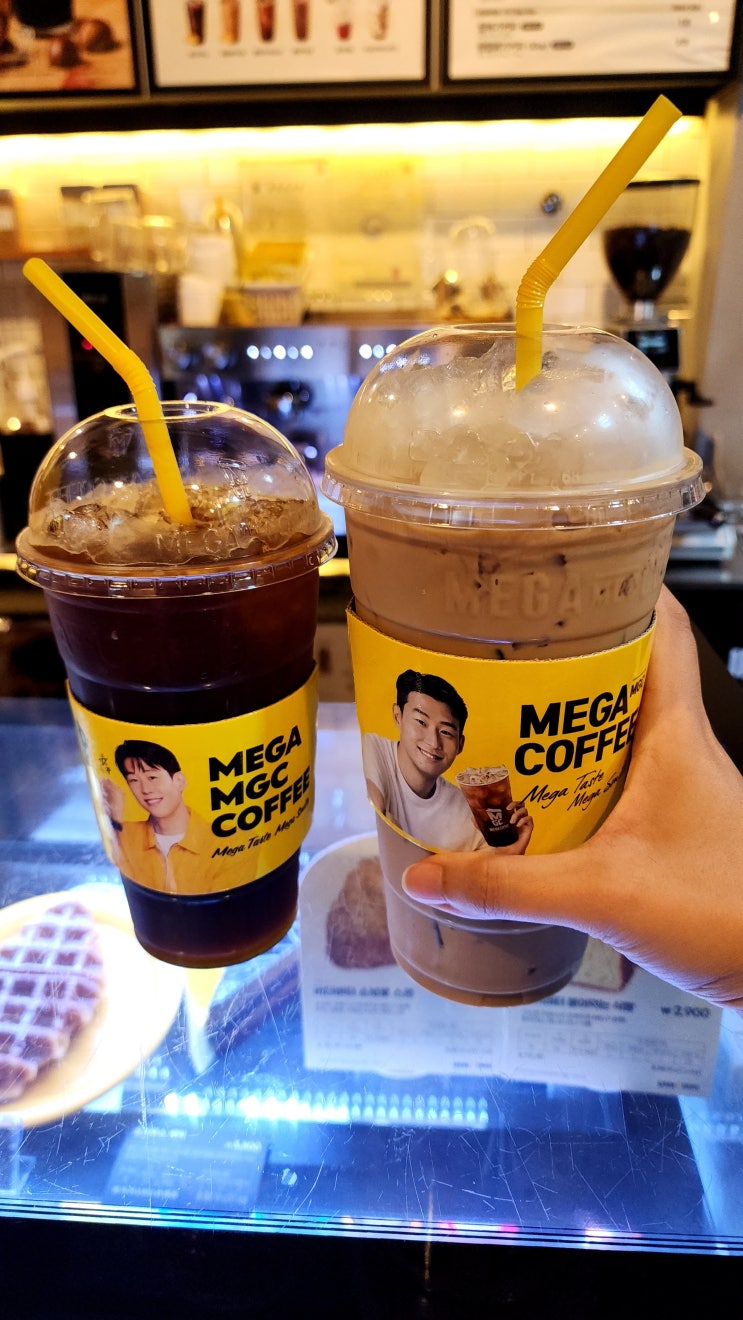  정신이 번쩍드는 당충전 끝판왕 왕할메가커피와 핫도그