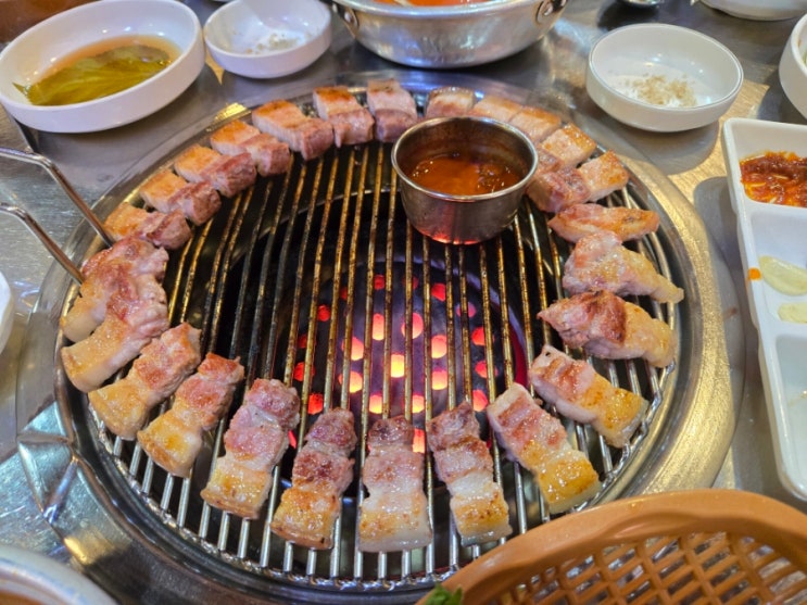  성산맛집 돈이랑 흑돼지 오겹살 목살 연탄구이 애견동반 가능