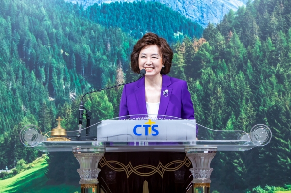 전 KBS 아나운서 신은경 권사, <b>성경</b> 전권 낭독 ‘위드바이블’... 