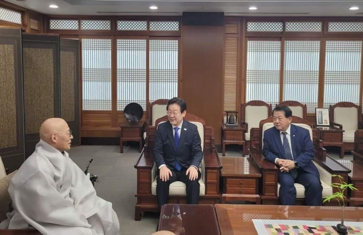 더불어민주당 <b>이재명 대표</b>와... 조계종 총무원장 진우 큰스님 <b>예방</b>