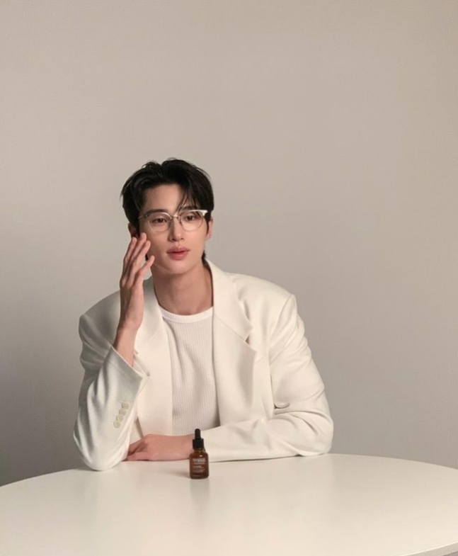 배우 <b>변우석</b>, 근황 사진으로 전한 '훈훈한 가을'…"<b>추우석</b> 맞이 중"