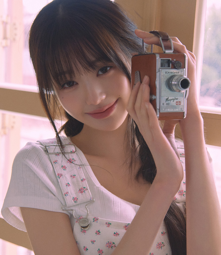  레트로 무드의 복고 오버롤 팬츠 패션을 완성해줄 여자 꽃무늬 화이트 데님 멜빵바지 코디 추천 ft. 장원영