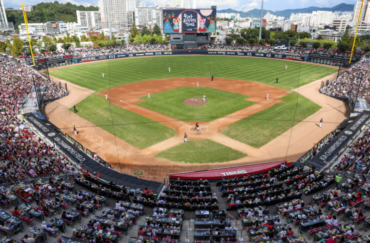 <b>KBO</b>, '최초 1천만 <b>관중</b>' 기념 이벤트…포스트시즌 입장권 증정... 