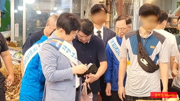 전통시장 방문한 <b>이재명</b> 대표, “배추 한 포기 1만 원, <b>민생</b>... 