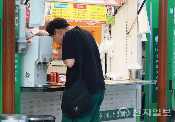 “혼자서 하고 싶은 거 할래요”… 연휴엔 귀향보단 ‘혼추족’ “혼자서 하고 싶은 거 할래요”… 연휴엔 귀향보단 ‘혼추족’