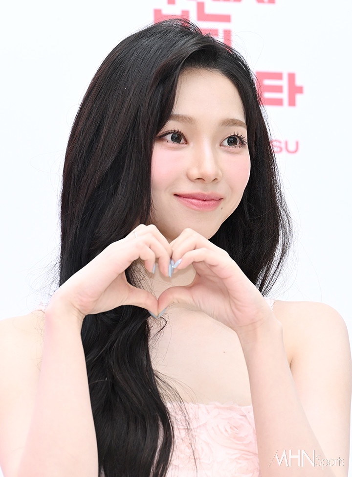  무신사뷰티 에스파 카리나 미디원피스 코디 카일로 로즈 원피스 추천!